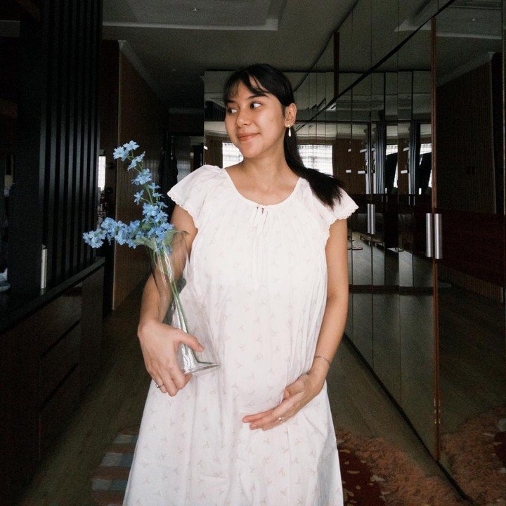 <p>Artis Adinda Thomas tengah menikmati kehamilan pertamanya yang sudah memasuki trimester ketiga. Sejak mengumumkan kabar kehamilannya, perempuan yang akrab disapa Dinda ini sering membagikan momen spesial perjalanannya sebelum menjadi seorang Bunda. (Foto: Instagram @adindathomas)</p>