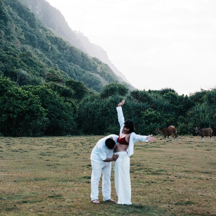 <p>Konsep <em>maternity shoot</em> kehamilan pertama Dinda ini cukup <em>aesthetic</em>. Dinda mengabadikan momen kehamilannya dengan berpose romantis bareng sang suami Raka Akmal, dengan latar pemandangan alam dan pegunungan yang indah. (Foto: Instagram @adindathomas)</p>