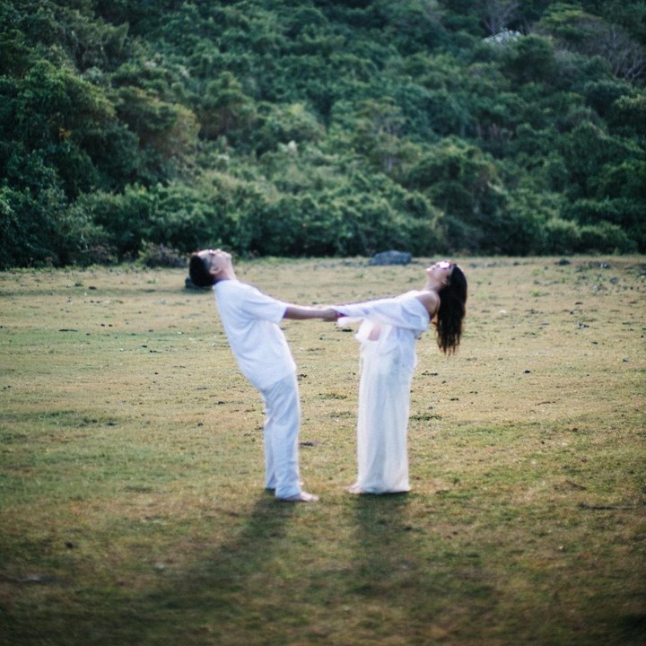 <p>Di <em>maternity shoot</em> ini, Dinda dan suami kompak mengenakan pakaian bernuansa warna putih. Keduanya melakukan pemotretan sekaligus menikmati pemandangan indah pegunungan dan suasana yang asri di sekitarnya. "A<em> quiet morning, a growing love, and a little miracle on the way.</em> (Pagi yang tenang, cinta yang tumbuh, dan keajaiban kecil yang akan segera datang)," tulis Dinda dalam <em>caption</em> unggahannya. (Foto: Instagram @adindathomas)</p>