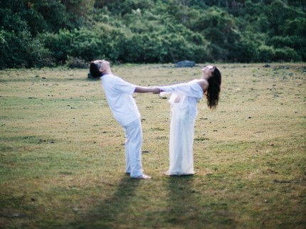 Maternity Shoot Romantis Adinda Thomas dengan Suami, Berlatar Pemandangan Alam yang Indah