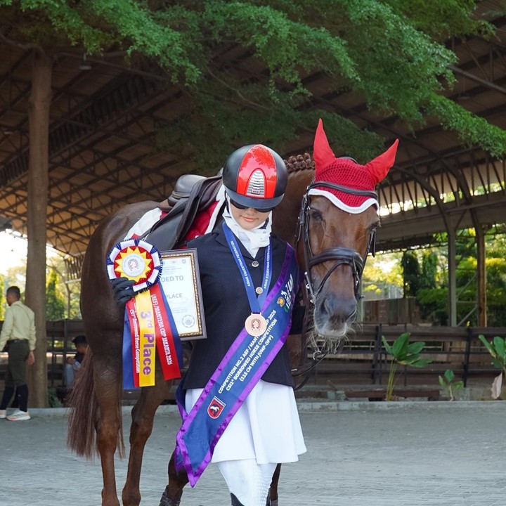 <p>Aisha berhasil meraih posisi ketiga pada Competition No. 2 AEF/Mantena Cup 2026 CSI 1* Borrowed Horse Competition 115 cm with Jump Off. &ldquo;Alhamdulillaah.. selamat ya nak<em> @aishakeem15</em> hari ini kamu keren banget!!!3rd Place Competition No.2 AEF / Mantena Cup 2026 CSI 1* Borrowed Horse Competition 115 cm with Jump Off. Selamat atas pencapaian kamu hari ini nak, semangat terus dan jangan pernah berhenti ya nak..Ayah &amp; Bunda <em>@dellasip</em> selalu bangga sama kamu,&rdquo; tulis Irfan, dikutip dari laman Instagram <em>@irfanhakim75,</em> Selasa (30/6/2026). (Foto: Instagram @irfanhakim75)</p>