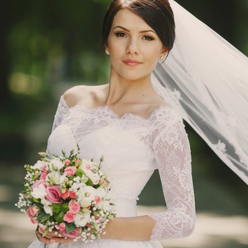 Mengapa Gaun Pengantin Identik dengan Warna Putih? Ternyata Ini Alasannya...