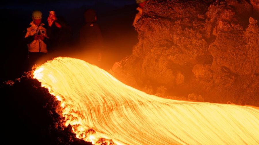 Aliran lava cair nan mengalir menuruni lereng Gunung Etna selama letusan, di Pulau Sisilia, Italia, Senin (29/6/2026). (REUTERS/Giuseppe Di Stefano)