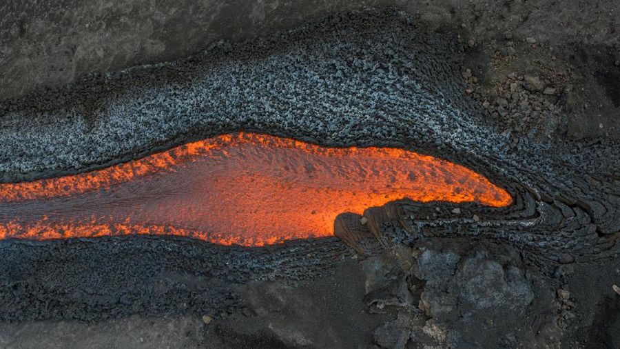 Aliran lava cair nan mengalir menuruni lereng Gunung Etna selama letusan, di Pulau Sisilia, Italia, Senin (29/6/2026). (REUTERS/Giuseppe Di Stefano)