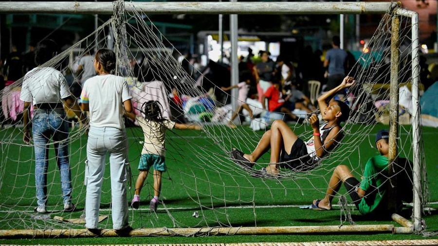 Anak-anak beristirahat di tempat penampungan sementara setelah gempa bumi di La Guaira, Venezuela, 29 Juni 2026.