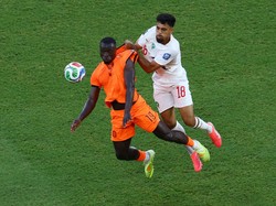 Soccer Football - FIFA World Cup 2026 - Round of 32 - Netherlands v Morocco - Estadio Monterrey, Monterrey, Mexico - June 29, 2026 Netherlands' Brian Brobbey in action with Morocco's Chadi Riad REUTERS/Raquel Cunha