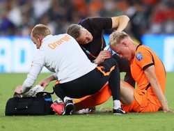 Soccer Football - FIFA World Cup 2026 - Round of 32 - Netherlands v Morocco - Estadio Monterrey, Monterrey, Mexico - June 29, 2026 Netherlands' Jan Paul van Hecke receives medical attention after sustaining an injury REUTERS/Eloisa Sanchez