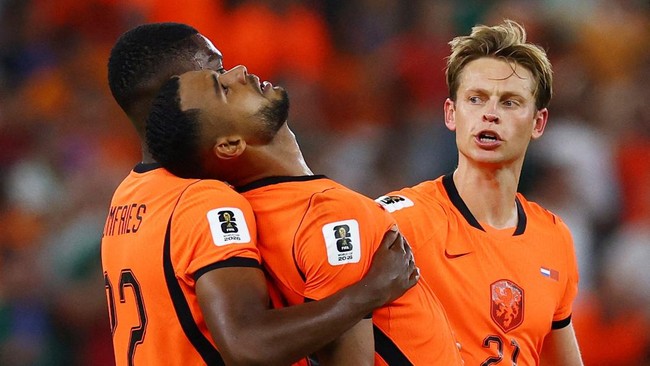 Soccer Football - FIFA World Cup 2026 - Round of 32 - Netherlands v Morocco - Estadio Monterrey, Monterrey, Mexico - June 29, 2026 Netherlands' Cody Gakpo celebrates scoring their first goal with Denzel Dumfries and Frenkie de Jong REUTERS/Daniel Bec