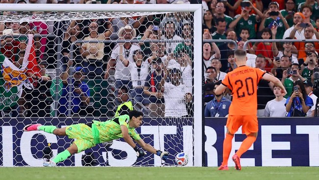 Soccer Football - FIFA World Cup 2026 - Round of 32 - Netherlands v Morocco - Estadio Monterrey, Monterrey, Mexico - June 29, 2026 Netherlands' Teun Koopmeiners scores a penalty during the penalty shootout REUTERS/Eloisa Sanchez