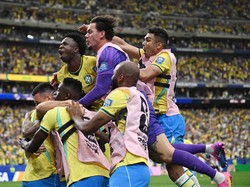 Soccer Football - FIFA World Cup 2026 - Round of 32 - Brazil v Japan - Houston Stadium, Houston, Texas, U.S. - June 29, 2026 Brazil's Gabriel Martinelli celebrates scoring their second goal with teammates REUTERS/Annegret Hilse
