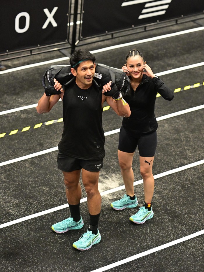 Ibnu Jamil dan Ririn Ekawati mengikuti tantangan kategori Mix Double dan berhasil menyelesaikannya dalam waktu 1 jam 54 menit 49 detik, Beauties. Penampilannya kompak dalam outfit hitam dengan sneakers biru muda yang mencolok/ Foto: instagram.com/ririnekawati