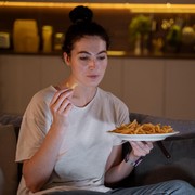 3 Kebiasaan Makan Malam yang Bikin Stres Menurut Ahli Gizi