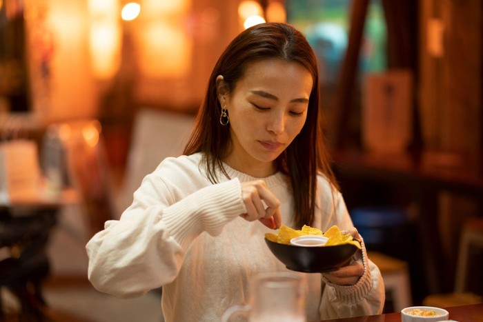 Kebiasaan makan malam yang berpengaruh pada stres adalah ngemil tanpa sadar