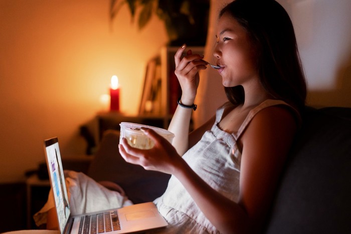 Kebiasaan makan malam yang berpengaruh pada stres adalah makan terlalu sedikit.