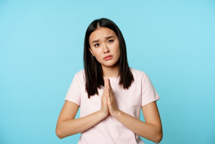 bentuk sopan santun yang menjadi bukti orang tuamu memiliki parenting yang baik adalah meminta maaf.