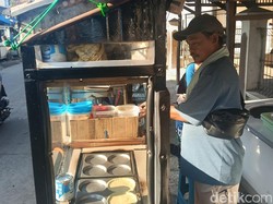Kisah Japra, Penjual Martabak yang Bertahan di Tengah Banjir Rob Eretan