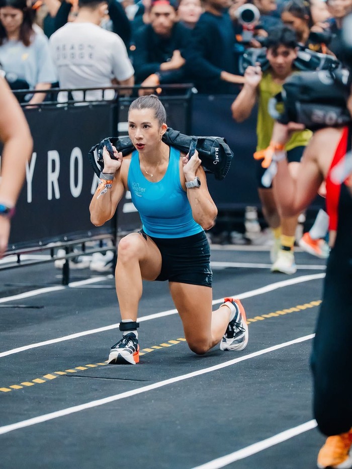 Jennifer Bachdim yang mengikuti kategori&nbsp;Relay Team mengenakan sports bra biru dengan celana pendek hitam. Rambut dikepang sepenuhnya untuk memudahkan pergerakan selama berolahraga/ Foto: instagram.com/jenniferbachdim
