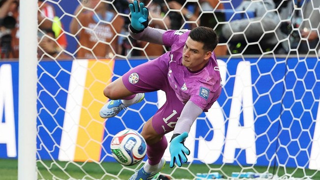 Soccer Football - FIFA World Cup 2026 - Round of 32 - Germany v Paraguay - Boston Stadium, Foxborough, Massachusetts, U.S. - June 29, 2026
 Paraguay's Orlando Gill saves a penalty missed by Germany's Nick Woltemade IMAGN IMAGES via Reuters/Paul Ruth