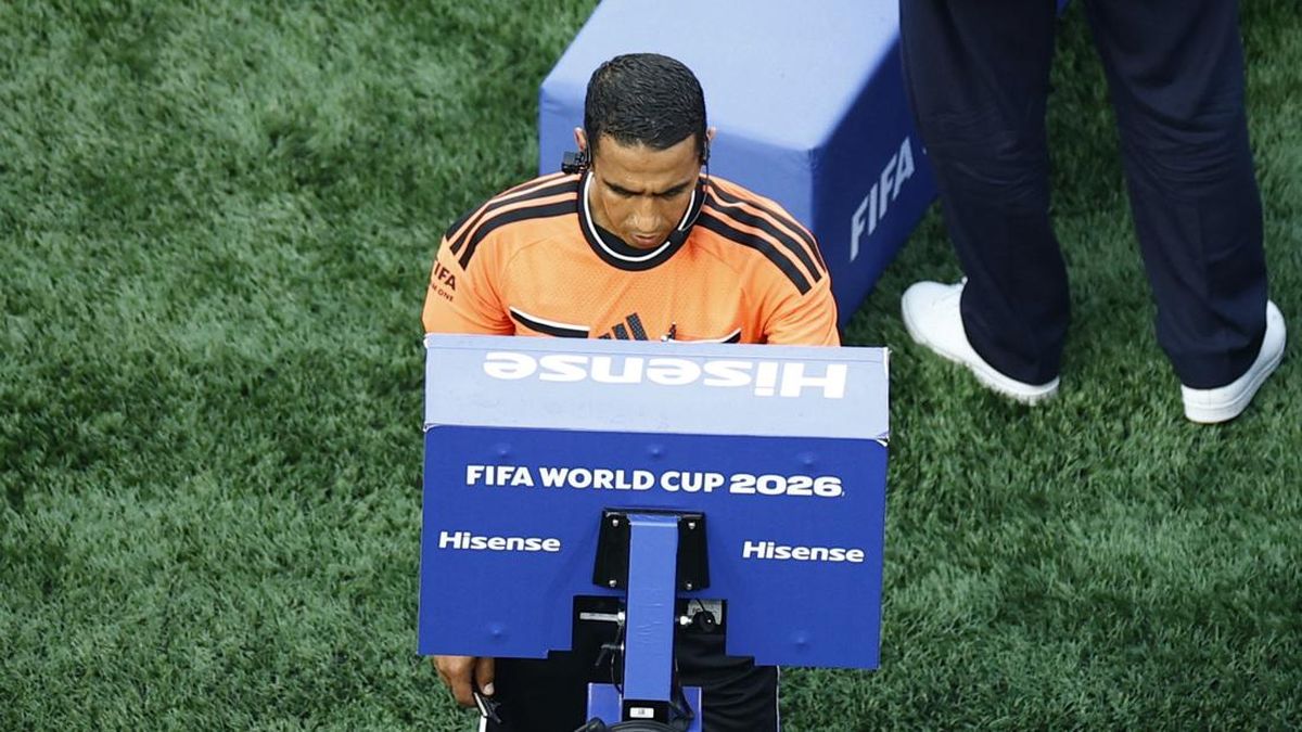 Kepala Wasit UEFA: Sepak Bola Bukan PlayStation, VAR Diperketat