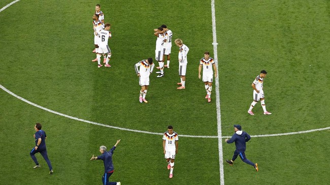 Soccer Football - FIFA World Cup 2026 - Round of 32 - Germany v Paraguay - Boston Stadium, Foxborough, Massachusetts, U.S. - June 29, 2026 Germany's Jamal Musiala with teammates look dejected after the match as Germany are eliminated from the World C