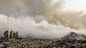 Petugas pemadam kebakaran berusaha memadamkan api di Tempat Pembuangan Akhir (TPA) Jatiwaringin, Kabupaten Tangerang, Banten, Selasa (30/6/2026).