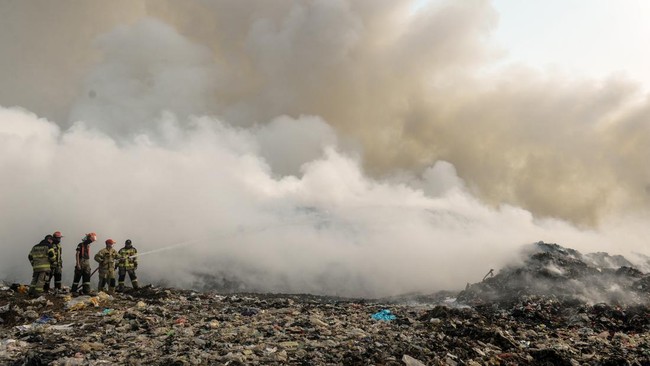 Petugas pemadam kebakaran berusaha memadamkan api di Tempat Pembuangan Akhir (TPA) Jatiwaringin, Kabupaten Tangerang, Banten, Selasa (30/6/2026). BPBD Kabupaten Tangerang mengerahkan sembilan unit mobil dan 45 personel untuk memadamkan kebakaran yang