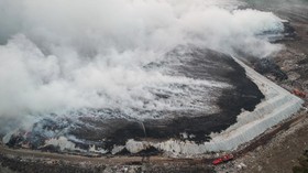 Foto udara petugas pemadam kebakaran berusaha memadamkan api di Tempat Pembuangan Akhir (TPA) Jatiwaringin, Kabupaten Tangerang, Banten, Selasa (30/6/2026). BPBD Kabupaten Tangerang mengerahkan sembilan unit mobil dan 45 personel untuk memadamkan keb