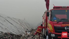 Kebakaran yang melanda Tempat Pembuangan Akhir (TPA) Jatiwaringin, Kecamatan Mauk, Kabupaten Tangerang, Banten, belum berhasil dipadamkan hingga Selasa (30/6) sore. Petugas masih berupaya menjinakkan api yang membakar gunungan sampah di lokasi.