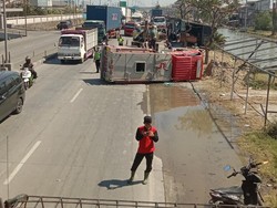 Tak Mau Ngalah, Truk Tangki Tabrak Mobil Damkar hingga Terguling di Demak