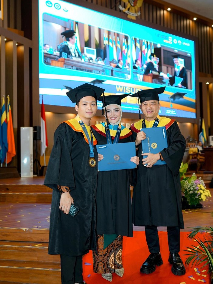 Pelajaran yang bisa dipetik dari kelulusan kuliah keluarga Anang Hermansyah