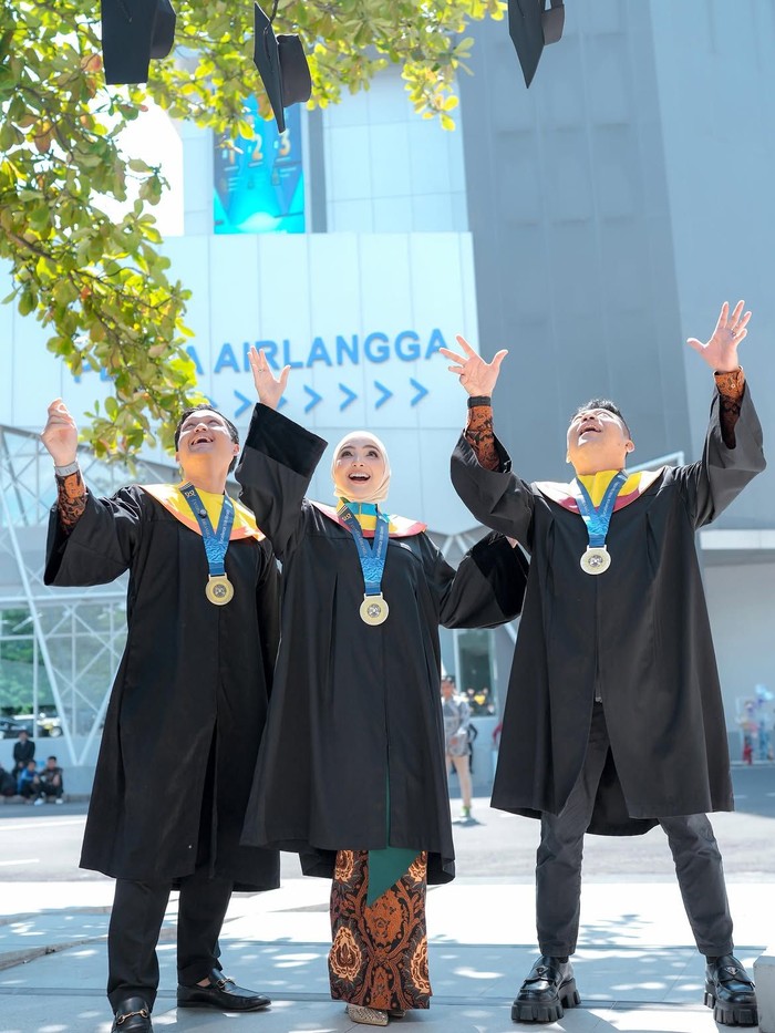 Pelajaran yang bisa dipetik dari kelulusan kuliah keluarga Anang Hermansyah