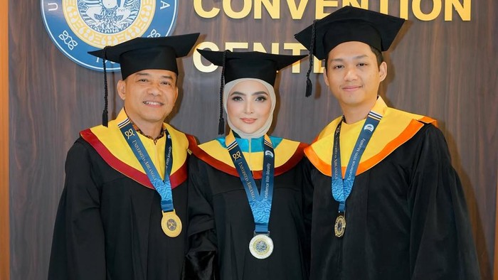 3 Pelajaran Penting dari Kelulusan Kuliah Keluarga Anang Hermansyah