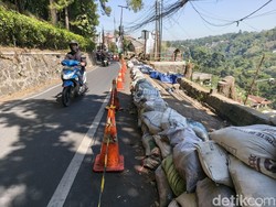 Progres Terkini Perbaikan Jalan yang Ambles di Dago Bandung