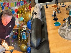Keren! Kue Ultah Elon Musk Dibuat Mirip Roket yang Siap Meluncur