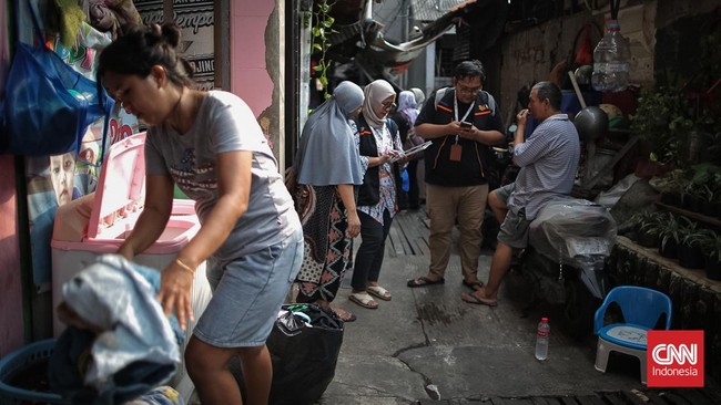 Petugas sensus mewawancarai warga saat melaksanakan Sensus Ekonomi 2026 di kawasan Tanah Sereal, Jakarta, Selasa (30/6). (CNN Indonesia/Adhi Wicaksono)