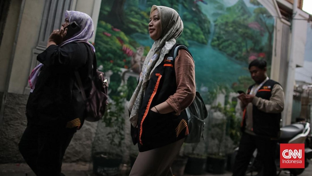 Petugas sensus mewawancarai warga saat melaksanakan Sensus Ekonomi 2026 di kawasan Tanah Sereal, Jakarta, Selasa (30/6). (CNN Indonesia/Adhi Wicaksono)