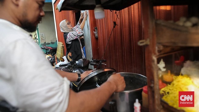 Petugas sensus mewawancarai warga saat melaksanakan Sensus Ekonomi 2026 di kawasan Tanah Sereal, Jakarta, Selasa (30/6). (CNN Indonesia/Adhi Wicaksono)