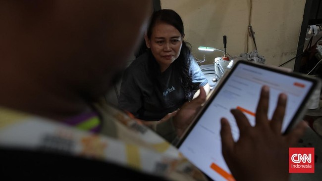 Petugas sensus mewawancarai warga saat melaksanakan Sensus Ekonomi 2026 di kawasan Tanah Sereal, Jakarta, Selasa (30/6). (CNN Indonesia/Adhi Wicaksono)