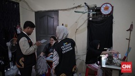 Petugas sensus mewawancarai warga saat melaksanakan Sensus Ekonomi 2026 di kawasan Tanah Sereal, Jakarta, Selasa (30/6). (CNN Indonesia/Adhi Wicaksono)