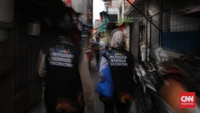 Petugas sensus mewawancarai warga saat melaksanakan Sensus Ekonomi 2026 di kawasan Tanah Sereal, Jakarta, Selasa (30/6). (CNN Indonesia/Adhi Wicaksono)
