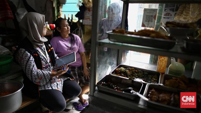 Petugas sensus mewawancarai warga saat melaksanakan Sensus Ekonomi 2026 di kawasan Tanah Sereal, Jakarta, Selasa (30/06/2026). (CNN Indonesia/Adhi Wicaksono)