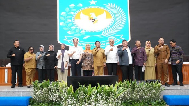 Menadgri Tito Karnavian saat memimpin Rapat Koordinasi (Rakor) dan Monitoring Perluasan Piloting Digitalisasi Bansos, yang digelar secara hybrid dari Gedung Sasana Bhakti Praja (SBP), Kantor Pusat Kementerian Dalam Negeri (Kemendagri), Jakarta, Selas
