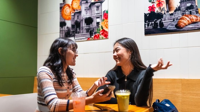 Orang high class menghargai diri mereka dengan baik, dan mereka menerapkan itu pula kepada orang lain. Mereka punya empati yang tinggi sehingga akan berusaha membuat orang lain merasa diterima dan terlibat.