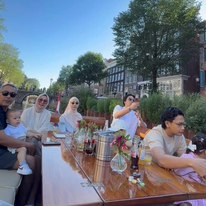 <p>Momen liburan kali ini terasa begitu spesial bagi Nikita Willy. Pasalnya, aktris berdarah Minang tersebut turut mengajak keluarga besarnya, termasuk sang ibunda tercinta, Yora Febrina. Mereka tampak menikmati perjalanan sambil menyaksikan bangunan khas Eropa yang menghiasi sepanjang kota. (Foto: Instagram @yorafebrina)</p>