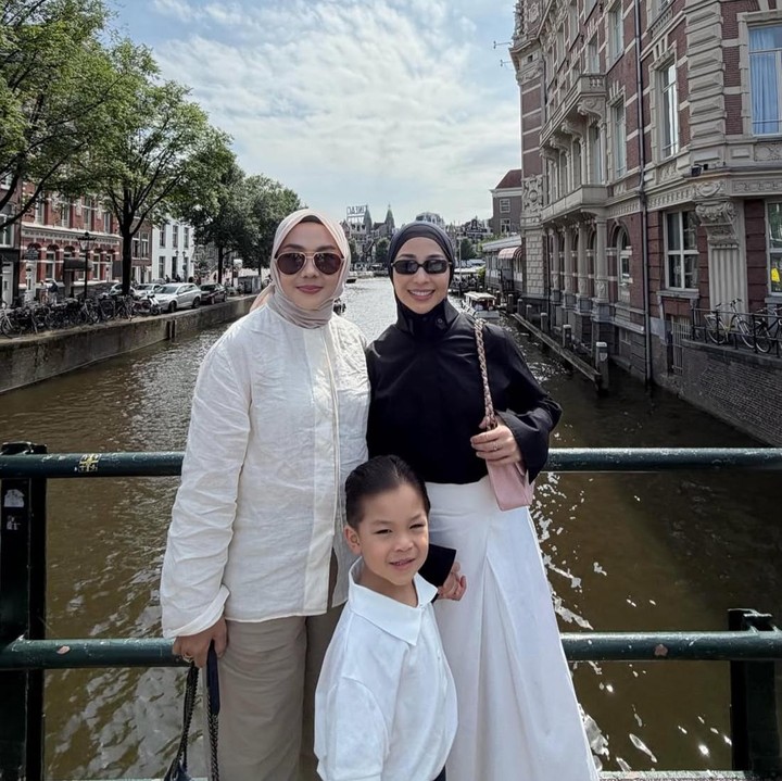 <p>Melalui unggahan di Instagram, ibunda Nikita, Yora, mengungkapkan bahwa liburan keluarga kali ini sangat istimewa karena bertepatan dengan momen ulang tahun Nikita. "Liburan keluarga kali ini terasa lebih istimewa karena menjadi momen merayakan bertambahnya usia ibu Nikita sayang," tulisnya, dikutip dari akun Instagram <em>@yorafebrina</em>. (Foto: Instagram @yorafebrina)</p>