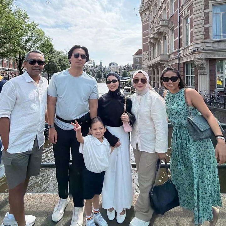 <p>Selain itu, Yora juga menyampaikan doa dan harapan terbaik untuk Nikita di momen ulang tahunnya. "Semoga setiap langkahmu selalu dipenuhi kebahagiaan, kesehatan, dan keberkahan. Terima kasih untuk setiap tawa dan kenangan indah yang kita ciptakan bersama. Selamat ulang tahun, Nikita anakku sayang," ungkapnya. (Foto: Instagram @yorafebrina)</p>