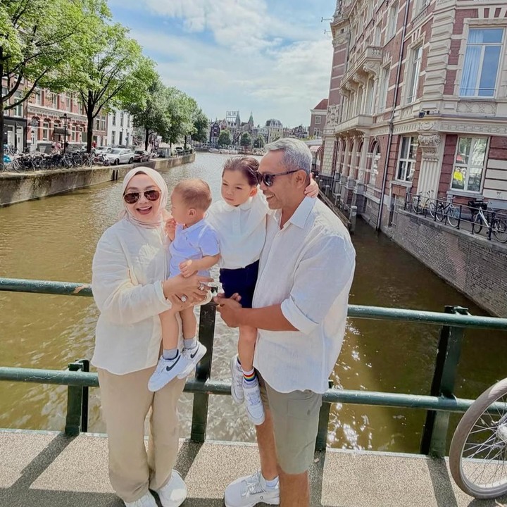<p>Salah satu momen yang mencuri perhatian terlihat saat kedua anak Nikita, Issa dan Nael, tengah berpose bersama sang nenek. Ekspresi bahagia mereka terpancar ketika mengabadikan momen di salah satu jembatan di Amsterdam. (Foto: Instagram @yorafebrina)</p>