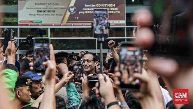 Eks Mendikbudristek Nadiem Makarim tiba di Pengadilan Tindak Pidana Korupsi (Tipikor) pada Pengadilan Negeri Jakarta Pusat, Jakarta, Selasa (30/6), untuk menjalani sidang vonis terkait perkara pengadaan laptop pendidikan. (CNN Indonesia/Febria Adha L