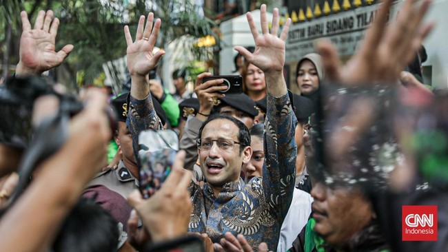 Eks Mendikbudristek Nadiem Makarim tiba di Pengadilan Tindak Pidana Korupsi (Tipikor) pada Pengadilan Negeri Jakarta Pusat, Jakarta, Selasa (30/6), untuk menjalani sidang vonis terkait perkara pengadaan laptop pendidikan. (CNN Indonesia/Febria Adha L