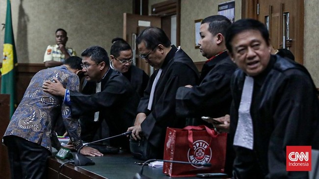 Eks Mendikbudristek Nadiem Makarim tiba di Pengadilan Tindak Pidana Korupsi (Tipikor) pada Pengadilan Negeri Jakarta Pusat, Jakarta, Selasa (30/6), untuk menjalani sidang vonis terkait perkara pengadaan laptop pendidikan. (CNN Indonesia/Febria Adha L